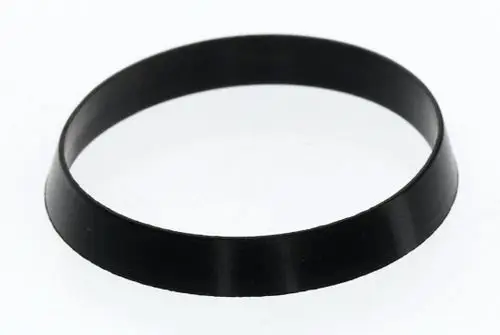 Schwarze Gummidichtung von Bosch mit flacher, runder Form. Geeignet zur Abdichtung von Rohrverbindungen. Unauffälliges Design, anpassbar in verschiedenen Anwendungen.